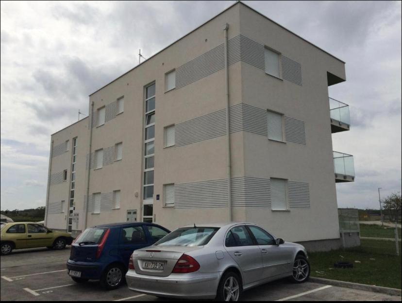 Apartmani Matko 宁 外观 照片